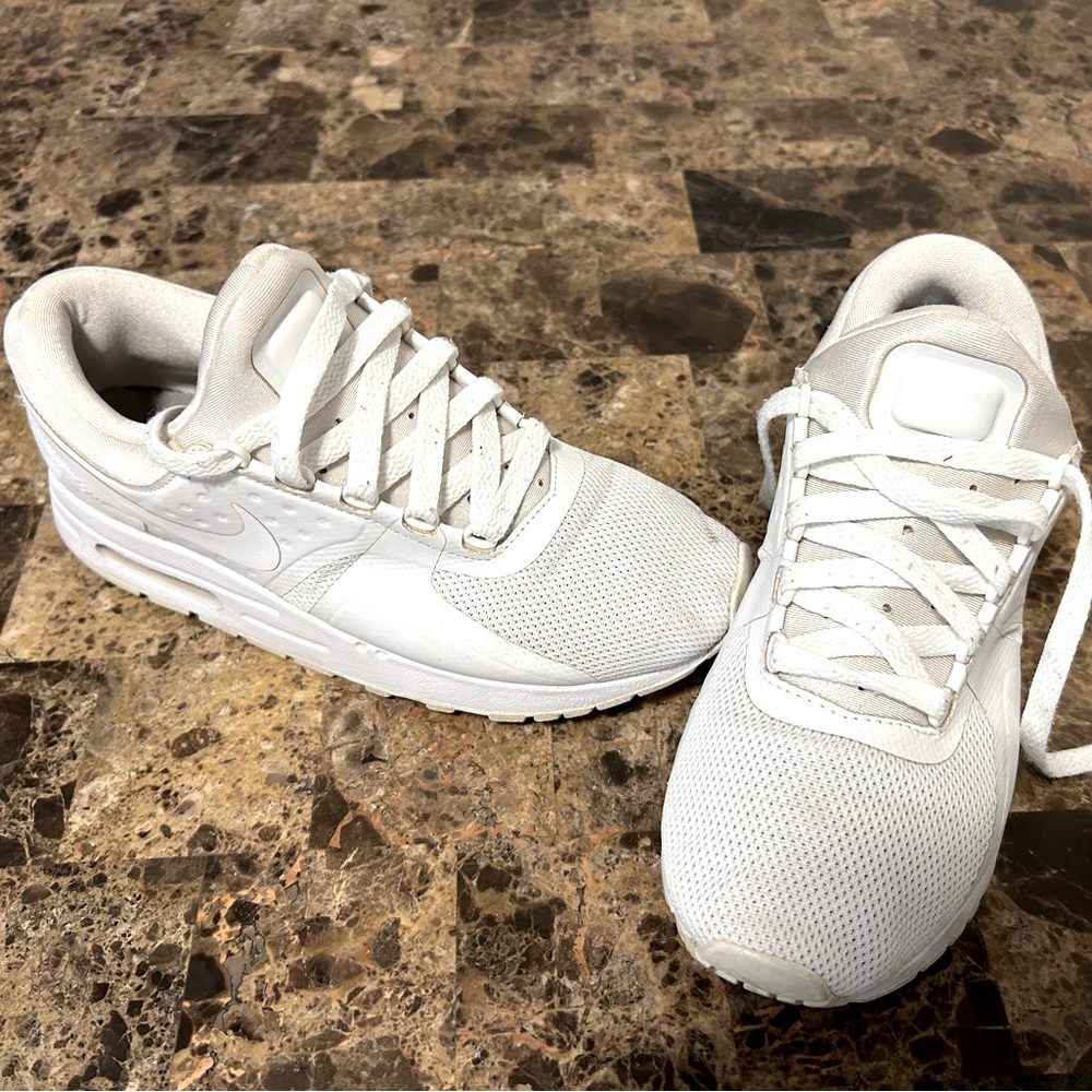 Nike white 👟